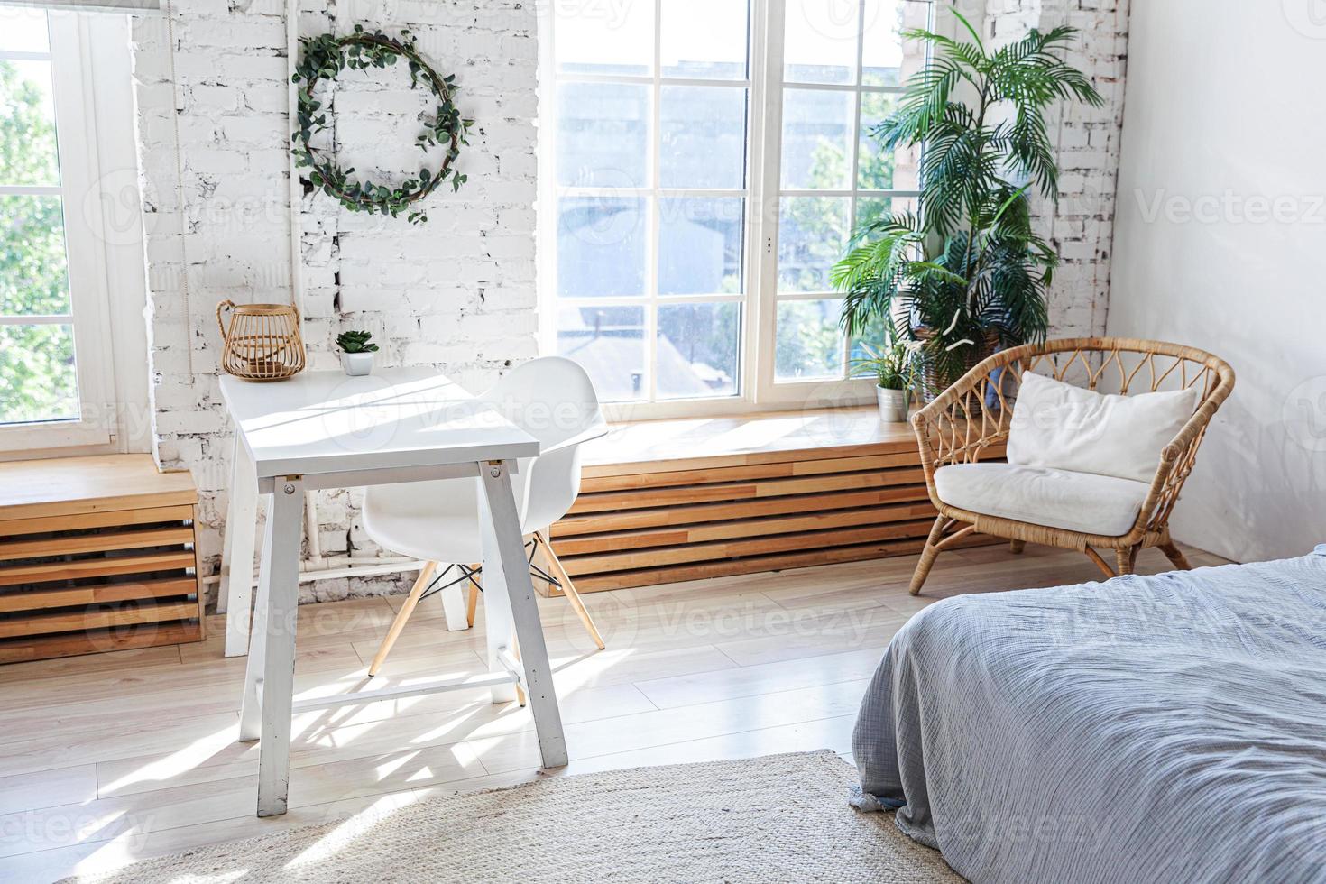 intérieur de bureau à la maison moderne loft élégant. appartement design spacieux avec des murs clairs, de grandes fenêtres et un bureau. décoration moderne et épurée avec un mobilier élégant de style scandinave minimaliste. photo