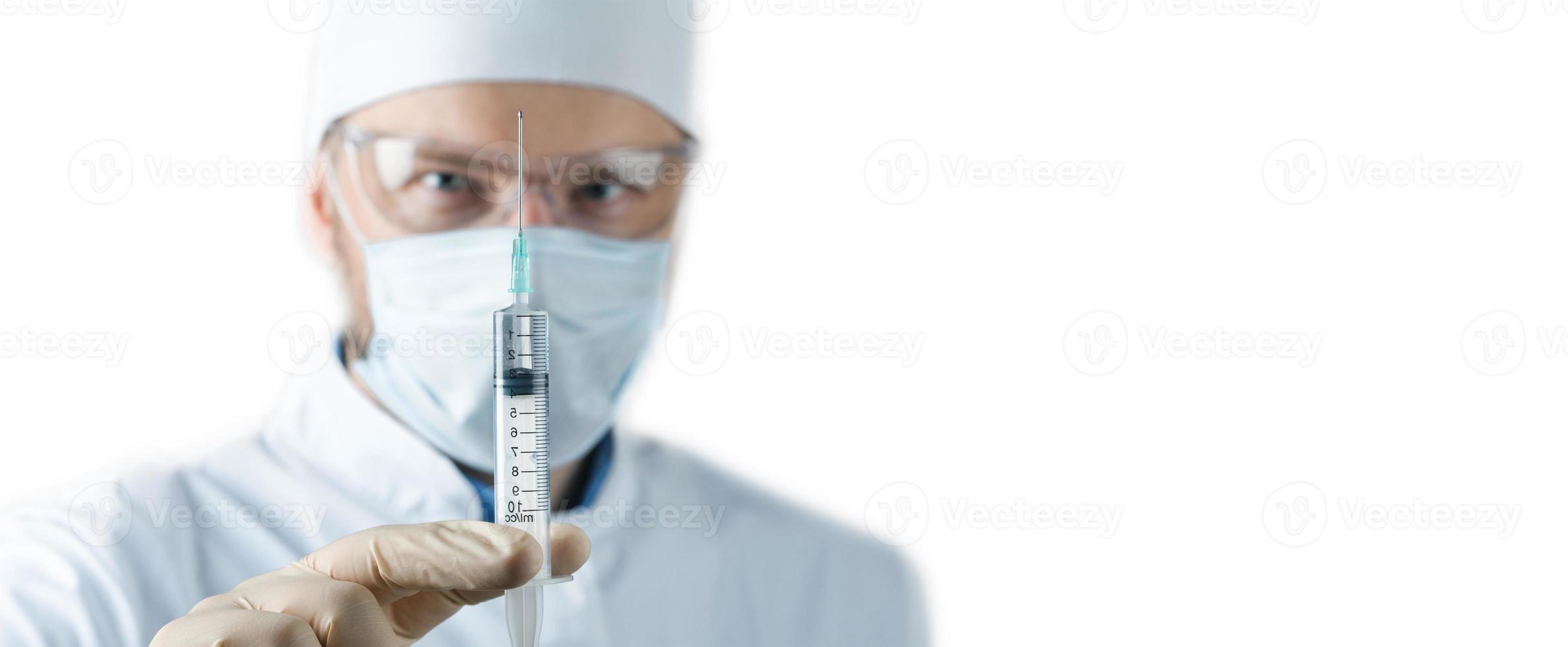 médecin tenant une seringue avec vaccin contre le virus corona. photo
