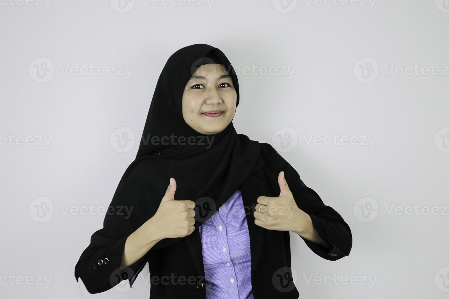 ok signe avec sourire femmes d'affaires islamiques asiatiques debout confiance. photo