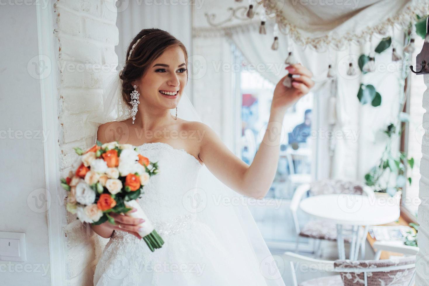 portrait d'une belle fille le jour du mariage photo