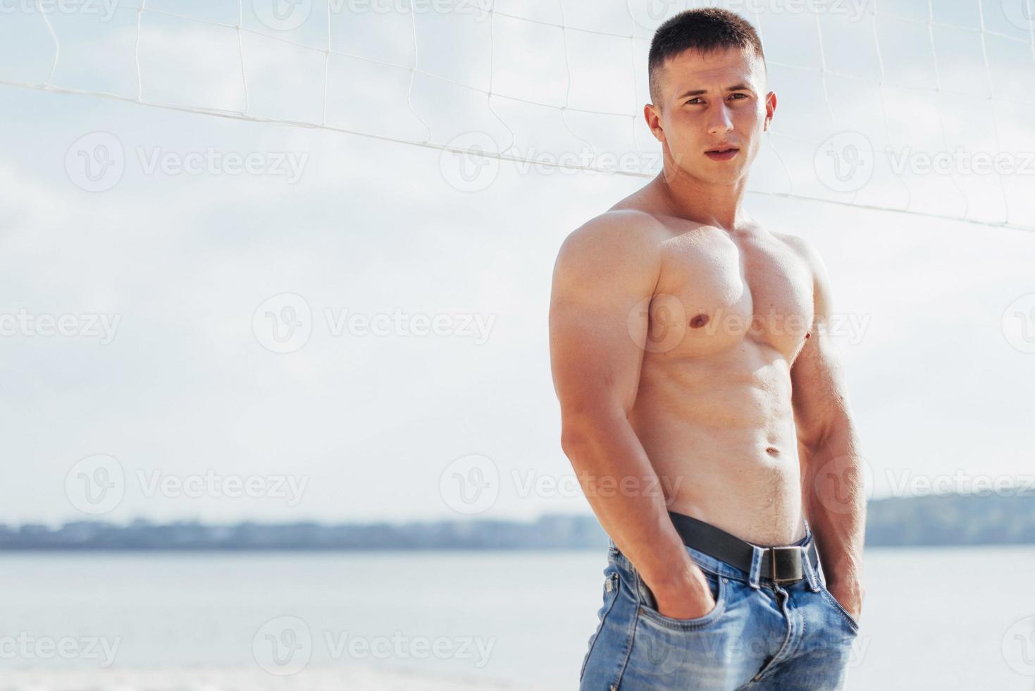 modèle masculin musclé avec un corps parfait posant en jeans photo