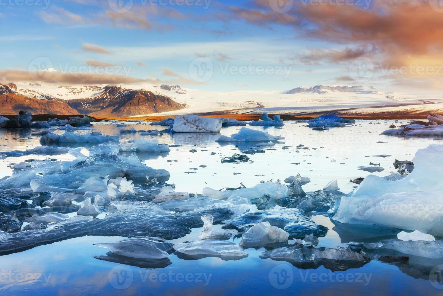 icebergs flottant dans le lac glaciaire jokulsarlon à l'ouest. Sud photo