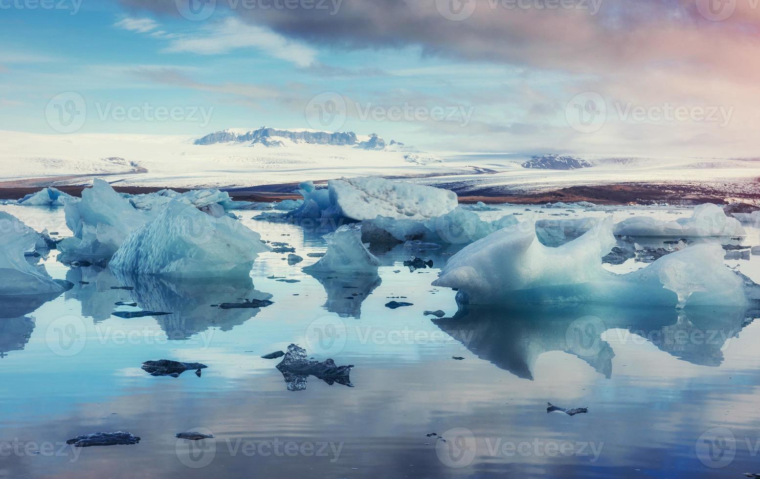 glacier sur la plage volcanique noire islande photo