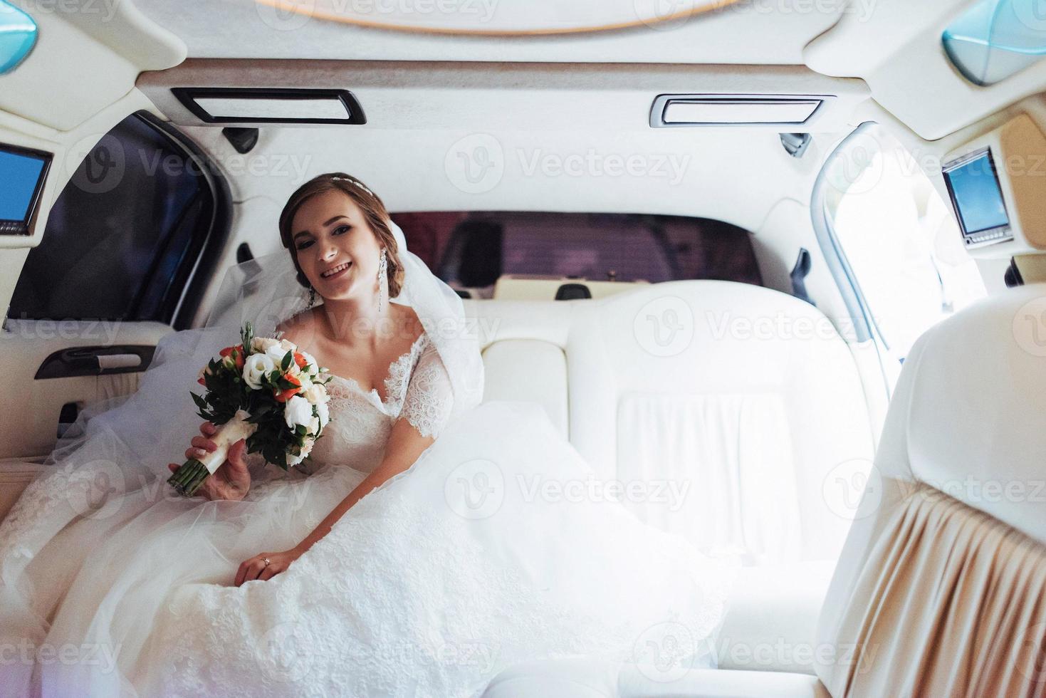 portrait d'une belle jeune mariée dans la voiture photo