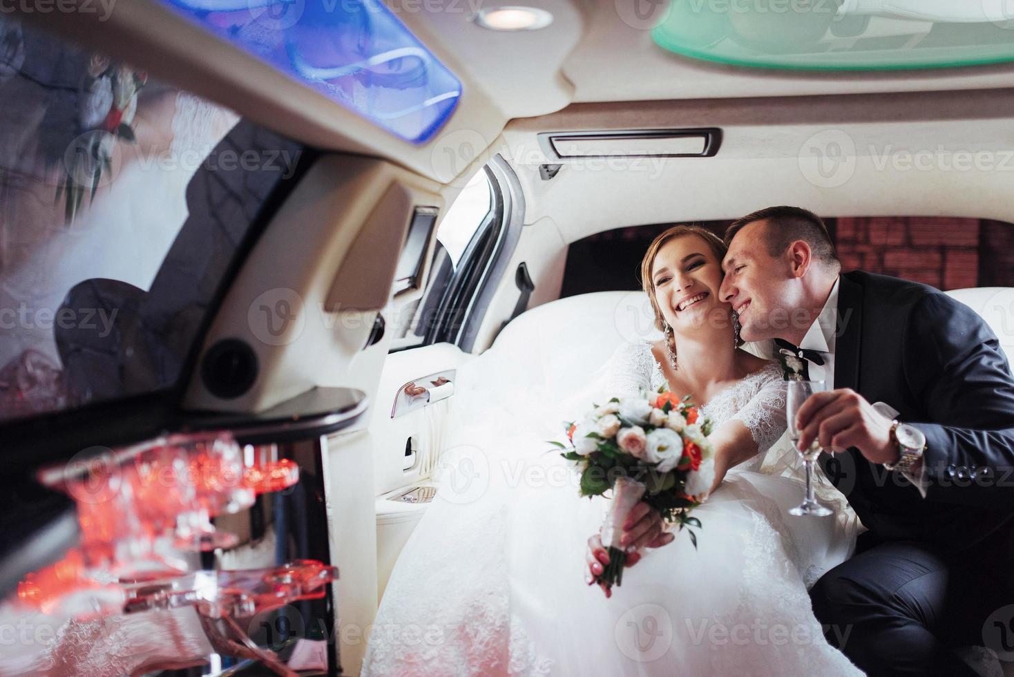 homme et femme heureux souriant se réjouissant du jour du mariage. photo