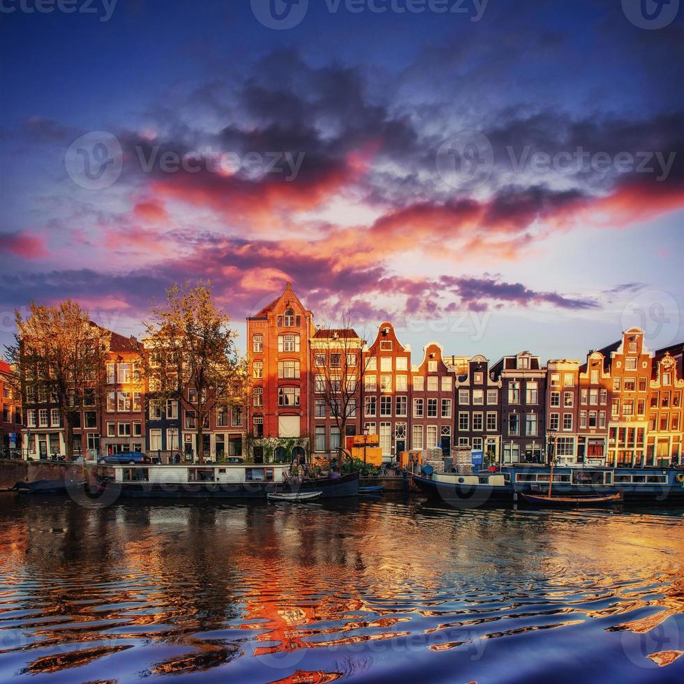 canal d'amsterdam à l'ouest. capitale et la plus densément peuplée photo
