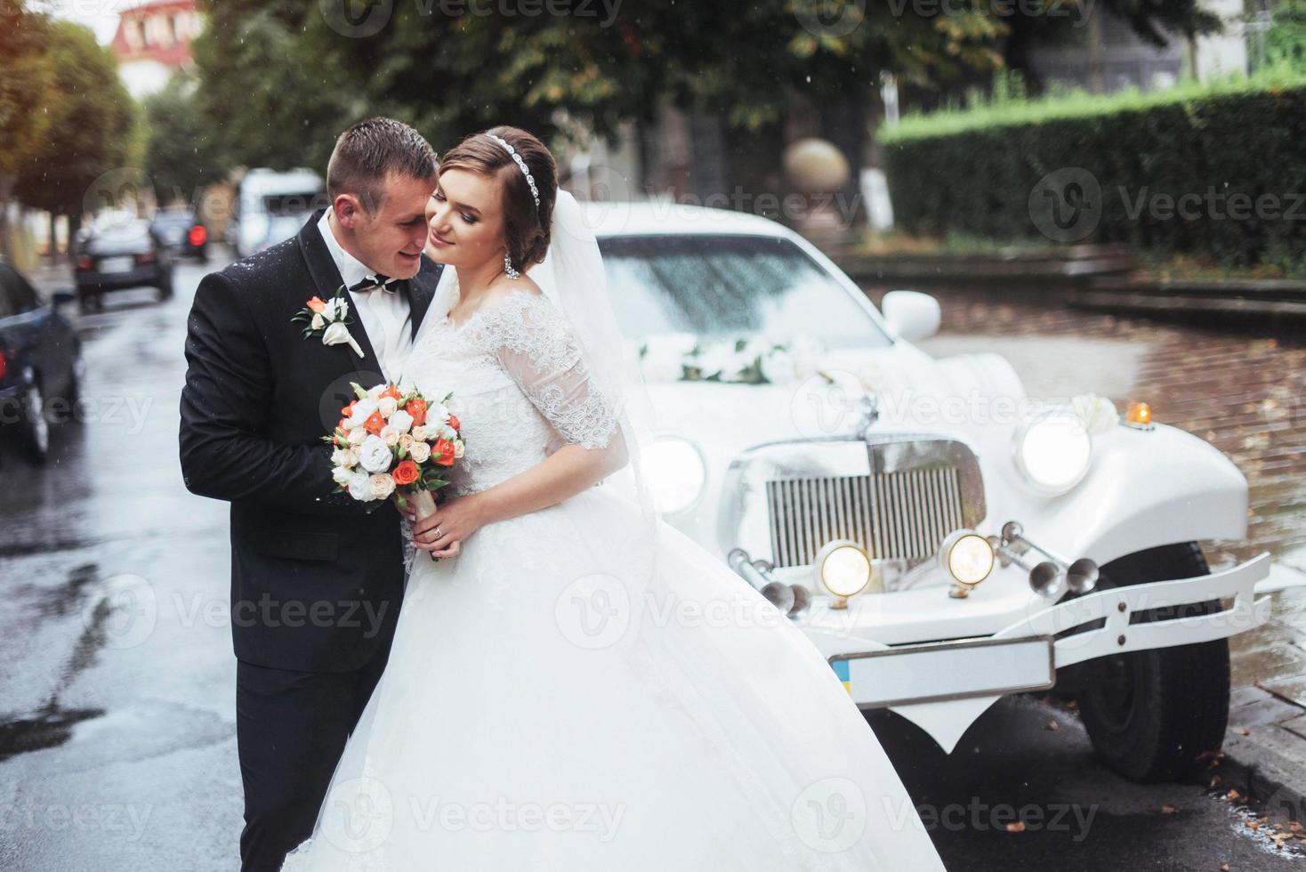 heureux jeune couple près de la voiture sur la route photo