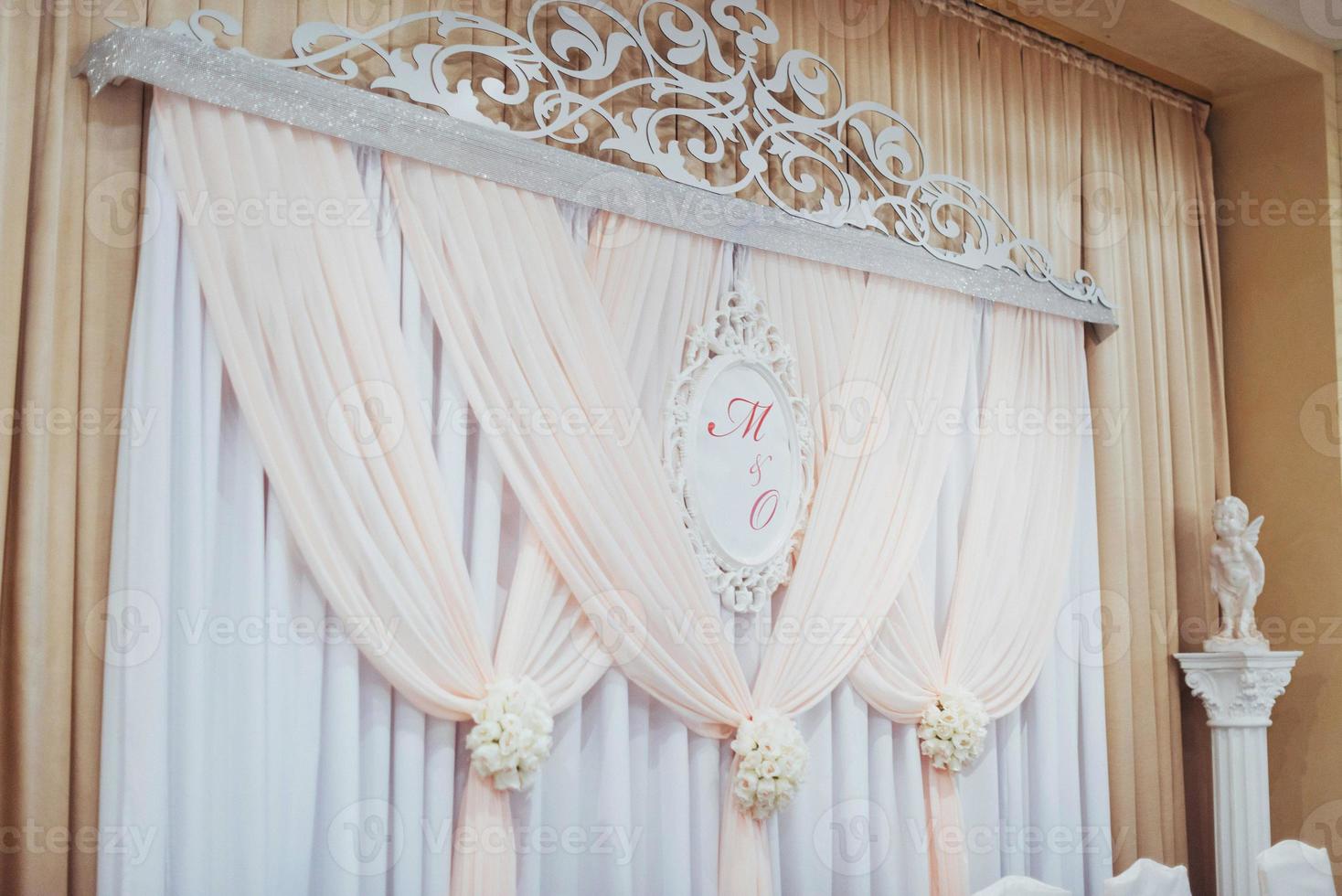 table principale décorée de luxe dans la salle de mariage photo