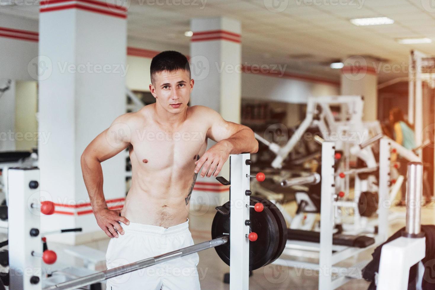 portrait d'un beau et séduisant jeune homme photo