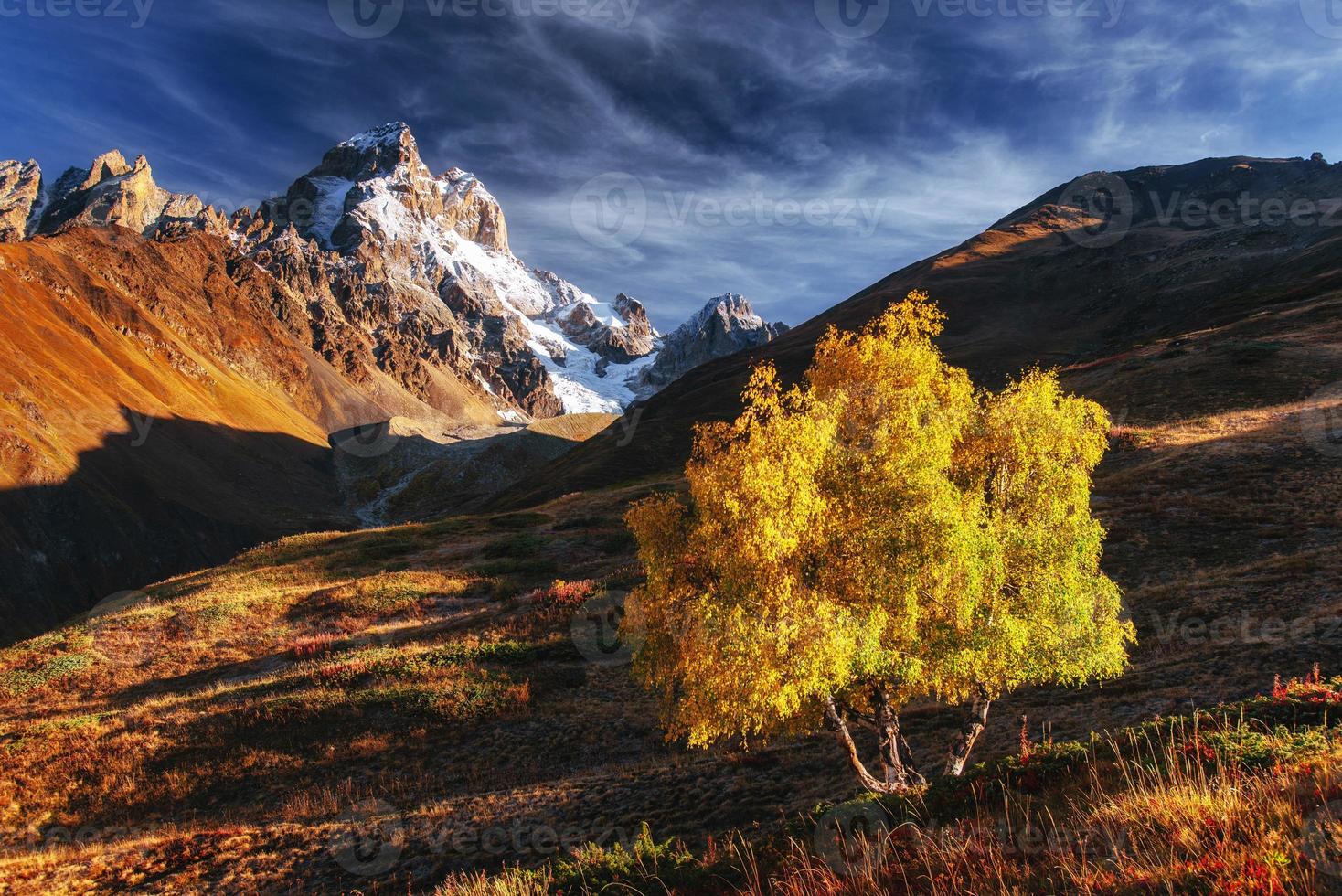 paysage d'automne et sommets enneigés au soleil. photo