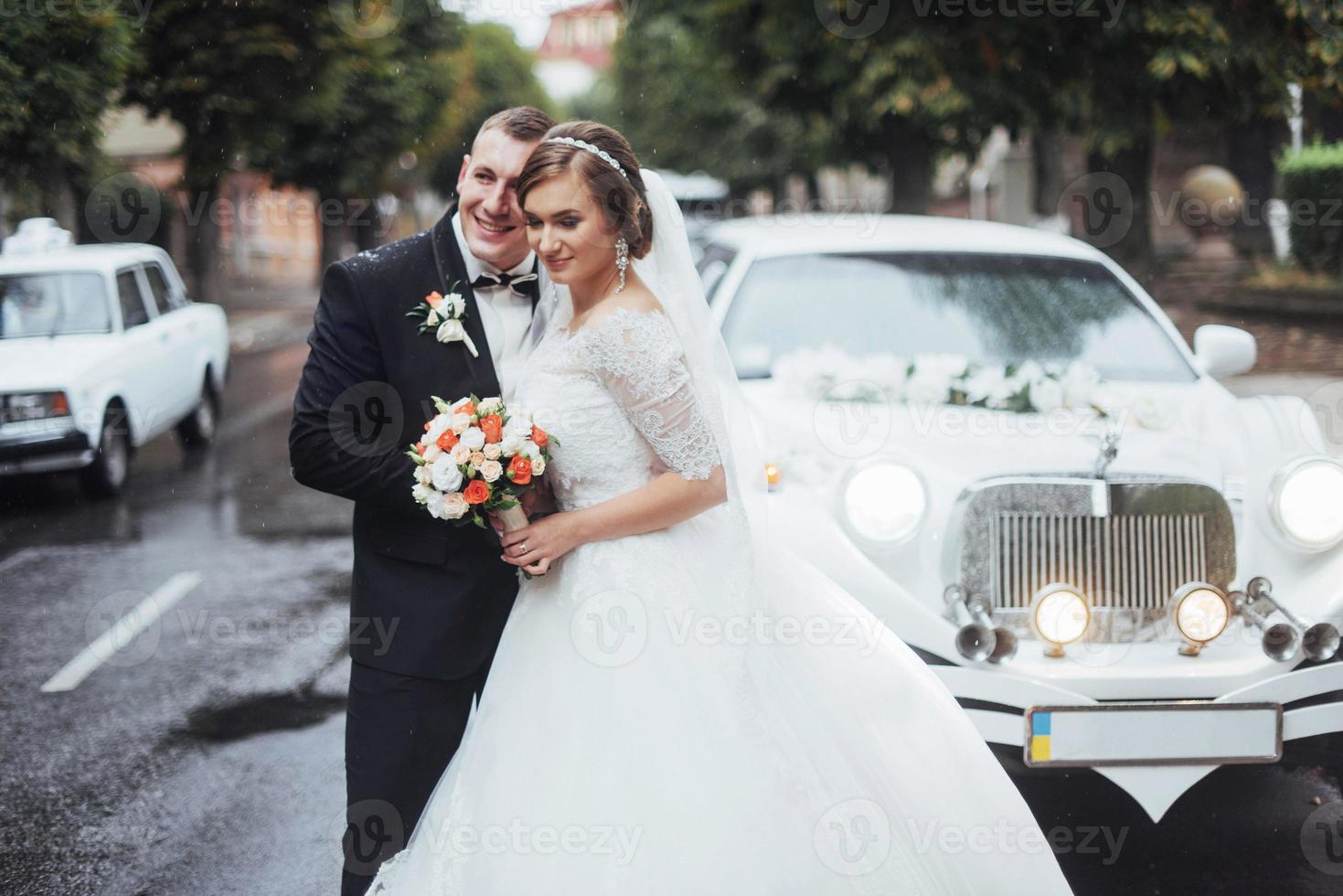 heureux jeune couple près de la voiture sur la route photo