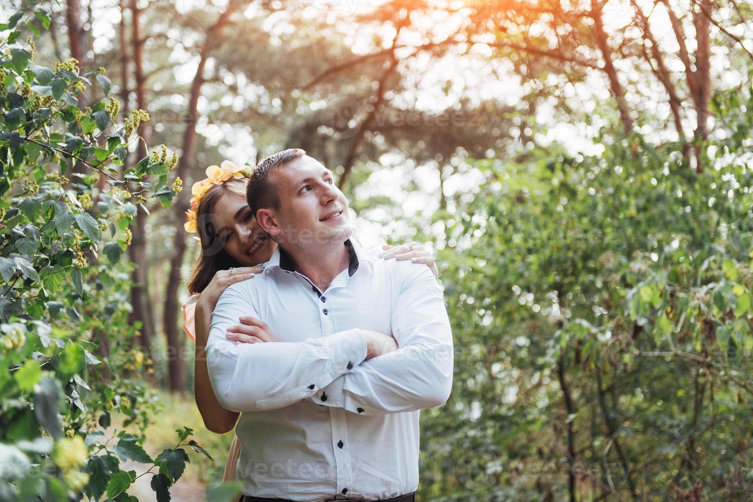 beau couple heureux lors d'une promenade dans les bois photo