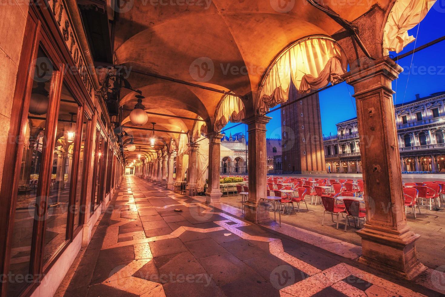 place saint marc et cloche campanile photo