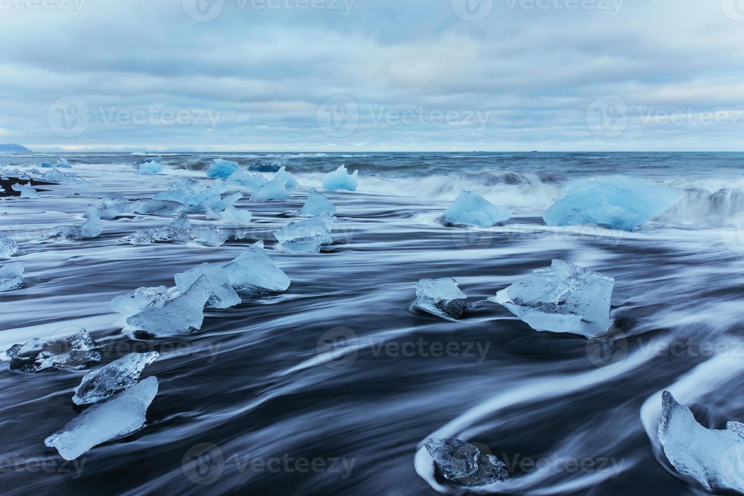 glacier sur la plage volcanique noire, islande. photo