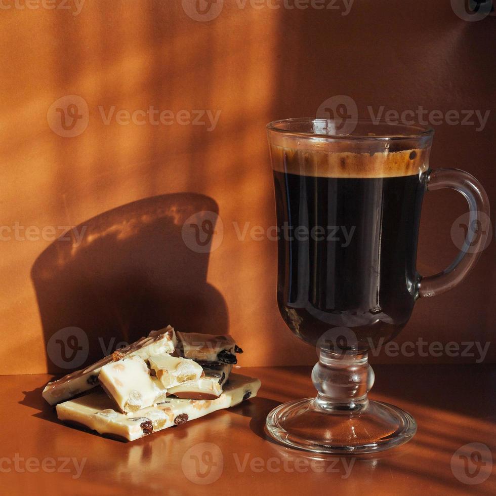 tasse en verre de café chaud avec des biscuits et du chocolat photo