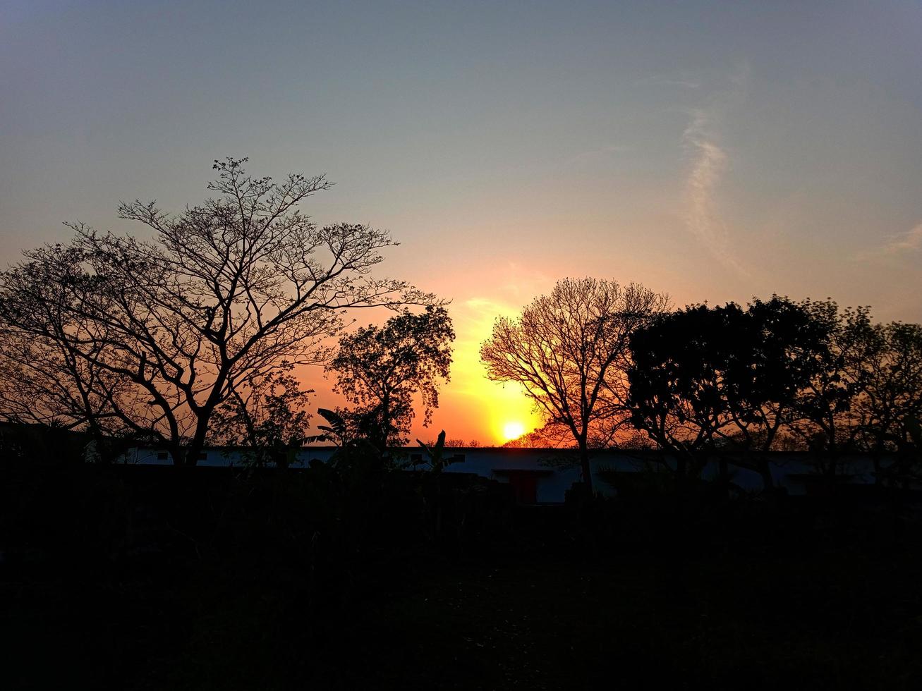 ciel rouge au matin fond d'écran ou arrière-plan téléchargement gratuit photo