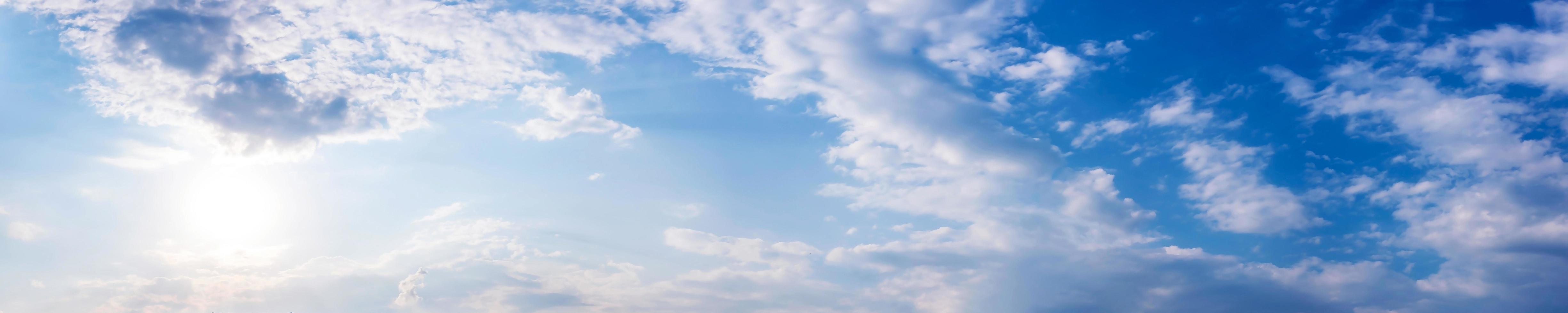 ciel panoramique avec des nuages par une journée ensoleillée. photo