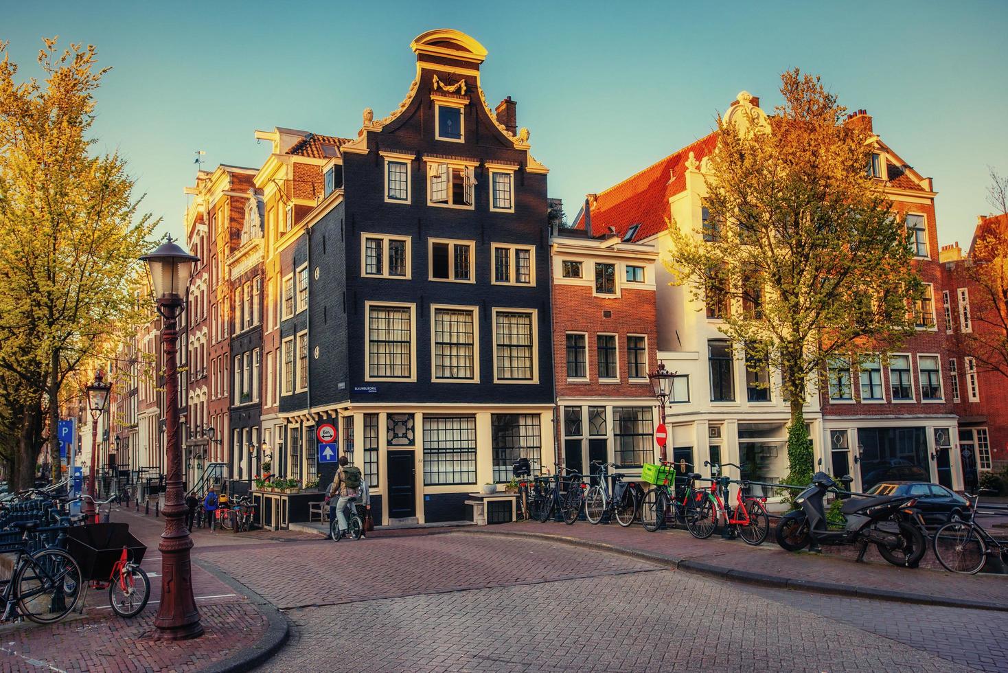 belle scène tranquille la ville d'amsterdam. photo