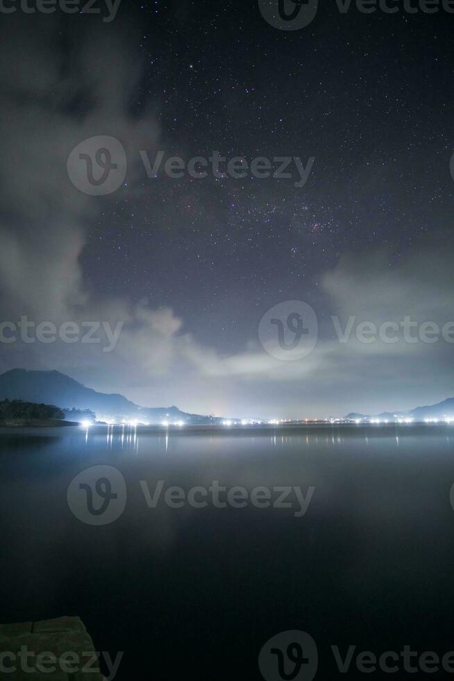 une nuit magnifique pleine de belles étoiles s'élève au-dessus du barrage photo