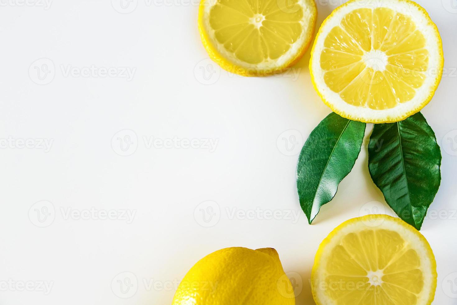 citron jaune mûr sur fond blanc. photo