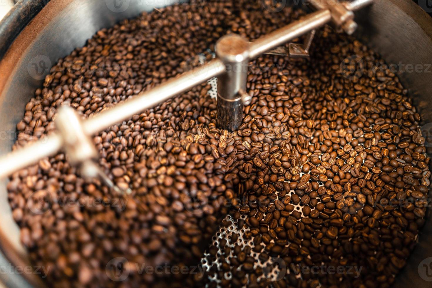 grains de café torréfiés dans une machine de refroidissement photo