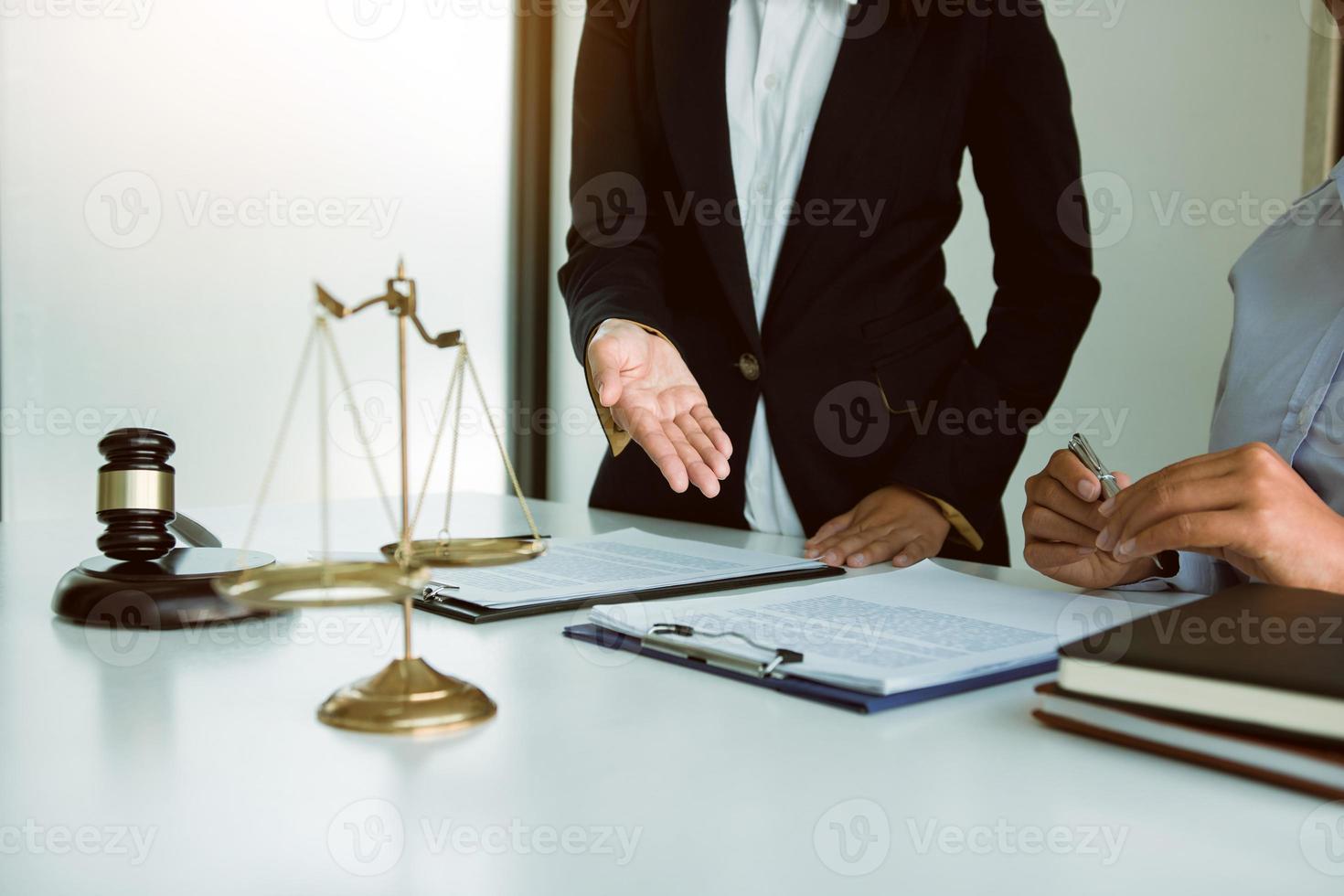 le conseiller juridique explique l'infraction à la loi dans le livre au bureau. photo