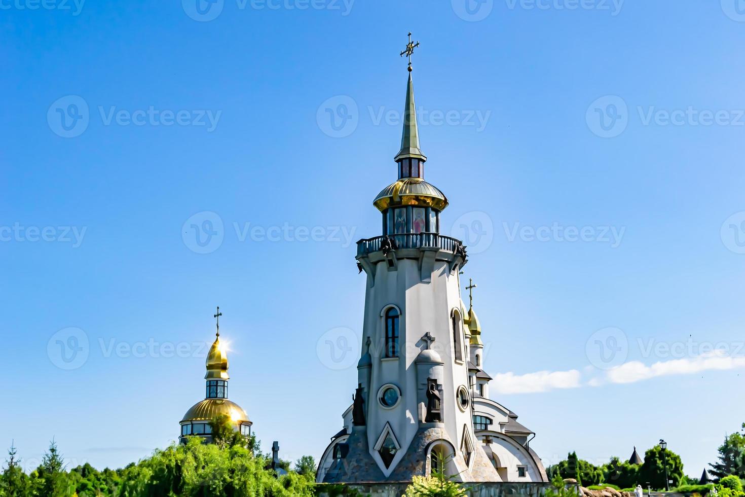 Croix de l'église chrétienne dans la haute tour du clocher pour la prière photo