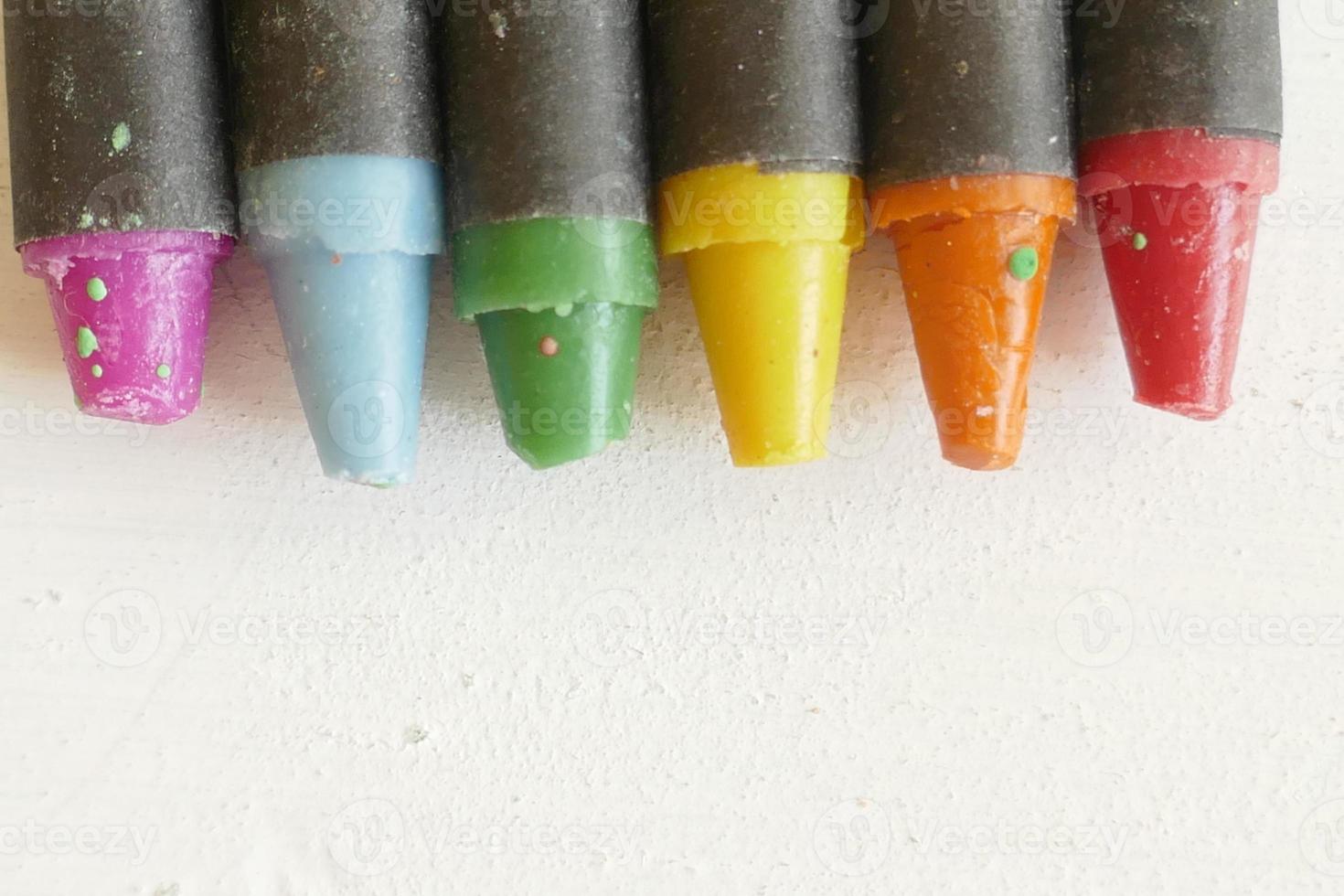 crayons multicolores sur fond blanc photo