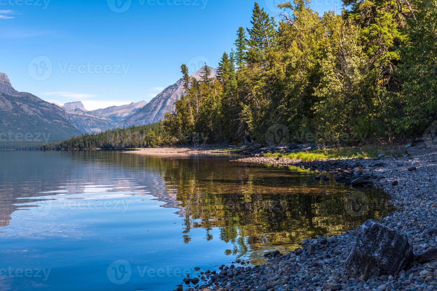 vue sur le lac mcdonald au montana photo