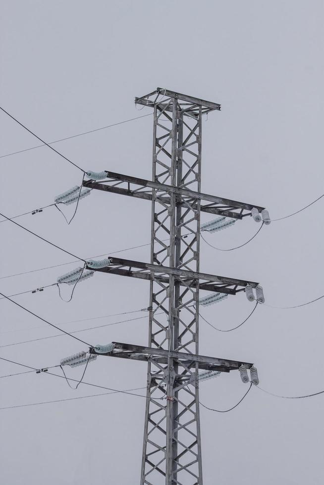 tour électrique à haute tension sur fond de ciel nuageux. photo