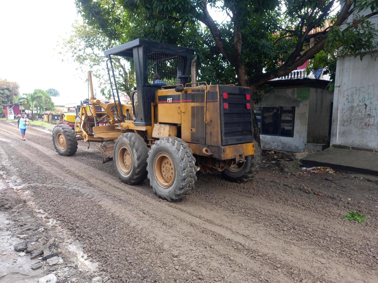 medan, indonésie, février 07, 2022-niveleuse route de nivellement pour le pavage photo