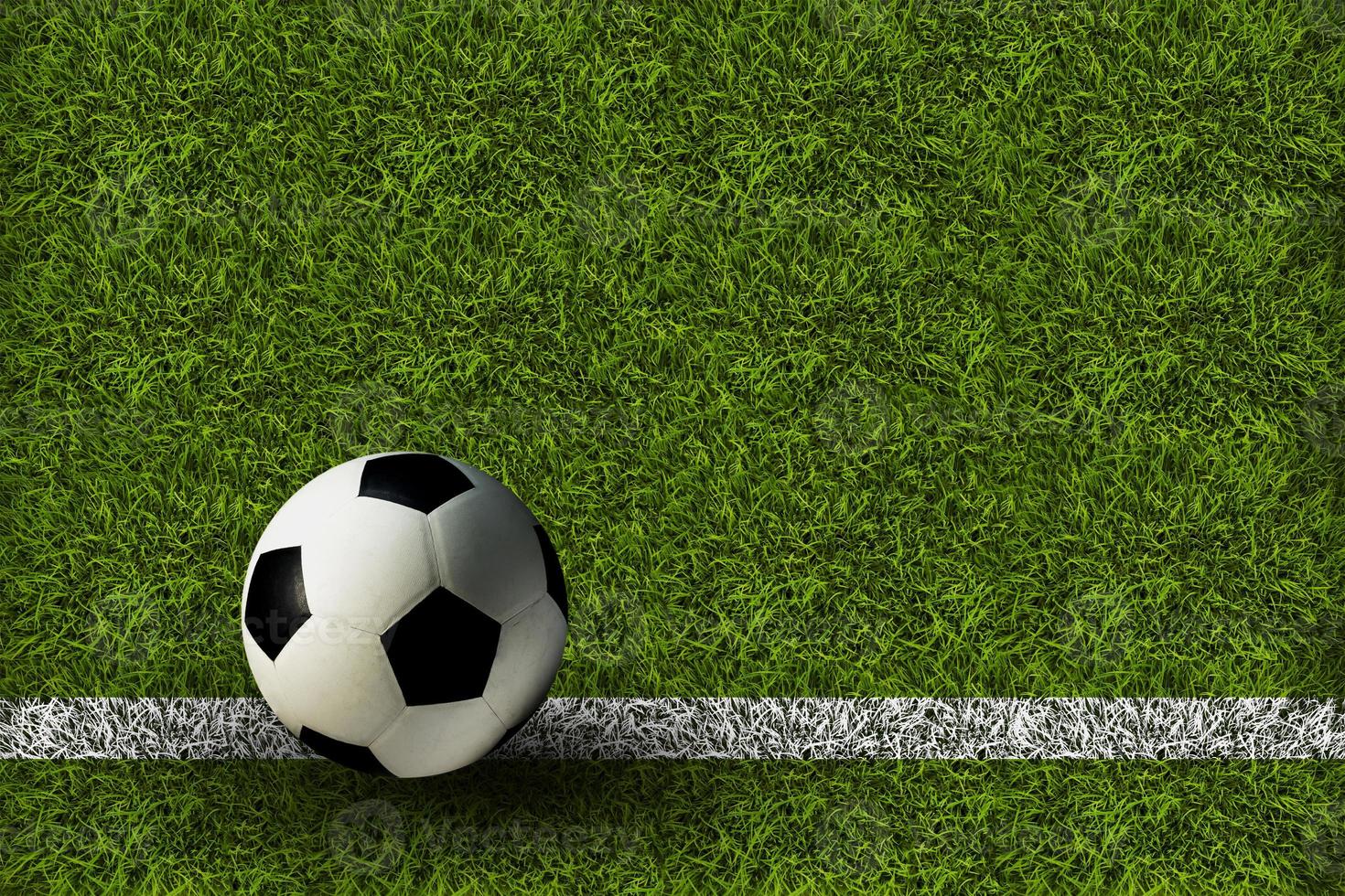 un ballon de football sur la pelouse verte photo