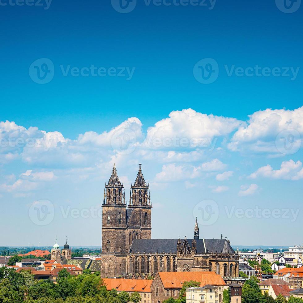 page de garde avec le centre-ville historique de magdebourg, l'elbe, le parc de la ville et l'ancienne cathédrale médiévale aux couleurs printanières au ciel bleu nuageux et aux beaux jours, magdebourg, allemagne. photo