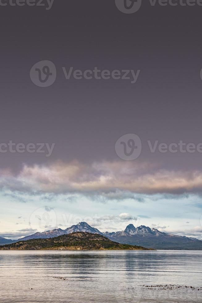 page de garde sur le magnifique coucher de soleil sur la baie d'ensenada zaratiegui dans le parc national de tierra del fuego, canal de beagle, patagonie, argentine, début de l'automne. photo