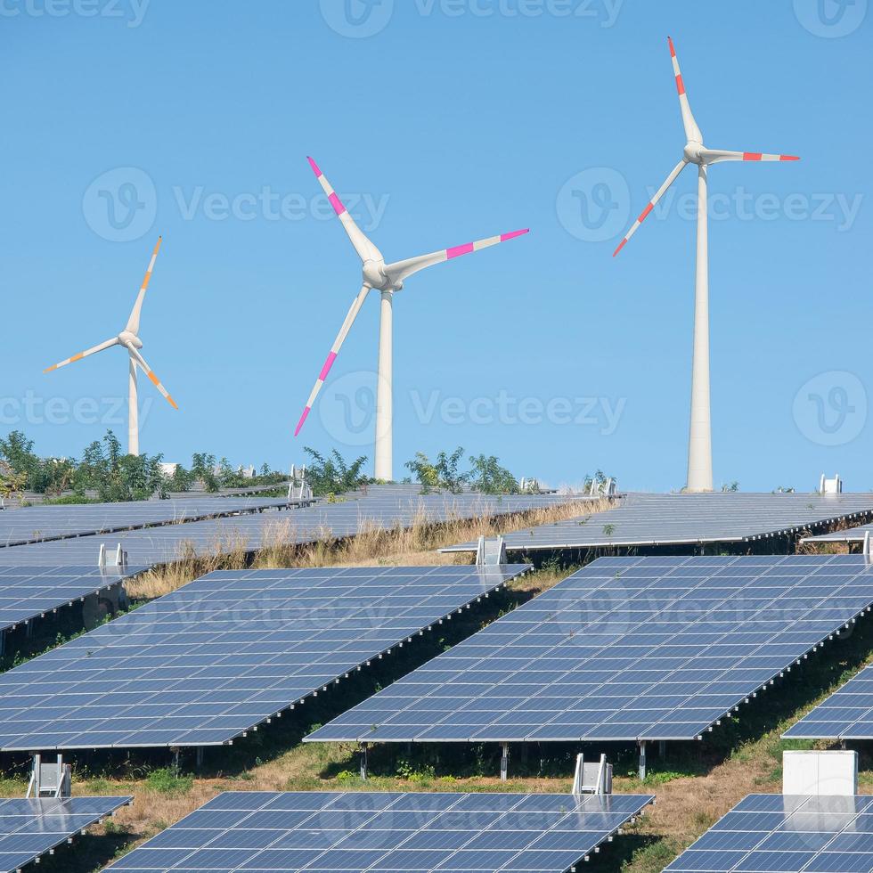 une grande centrale solaire et des éoliennes géantes comme solution universelle d'énergie verte et respectueuse de l'environnement en allemagne, en europe et dans le monde. concept de production d'énergie et de vie durable. photo