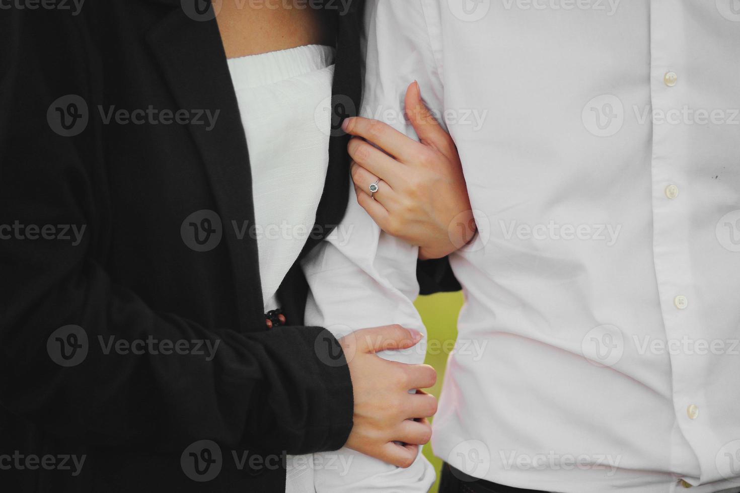 mains jointes. gros plan d'un couple d'amoureux main dans la main tout en marchant à l'extérieur. homme ami mari soutien femme femme exprimant des sentiments d'amour, confiance soins honnêteté dans le concept de relation photo