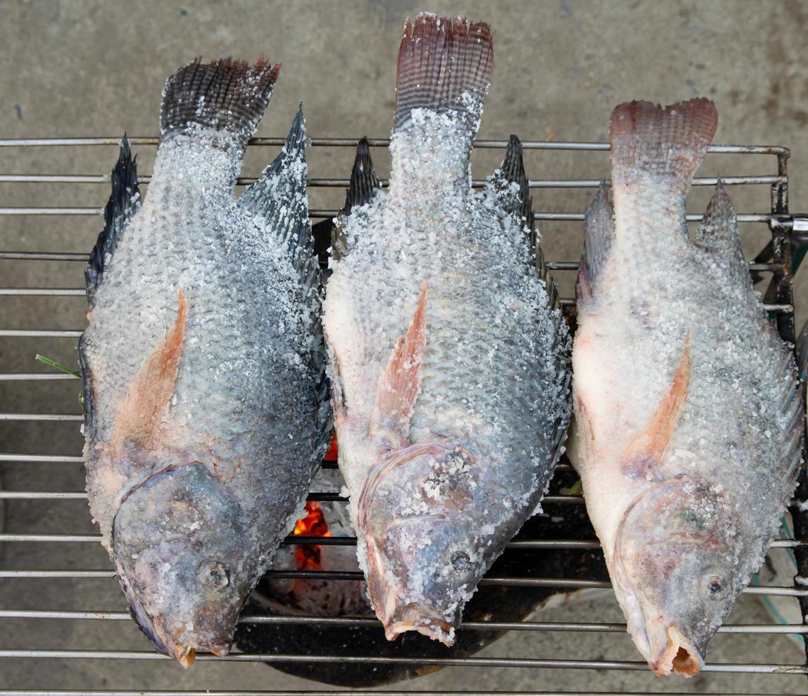 griller du poisson sur la cuisinière photo