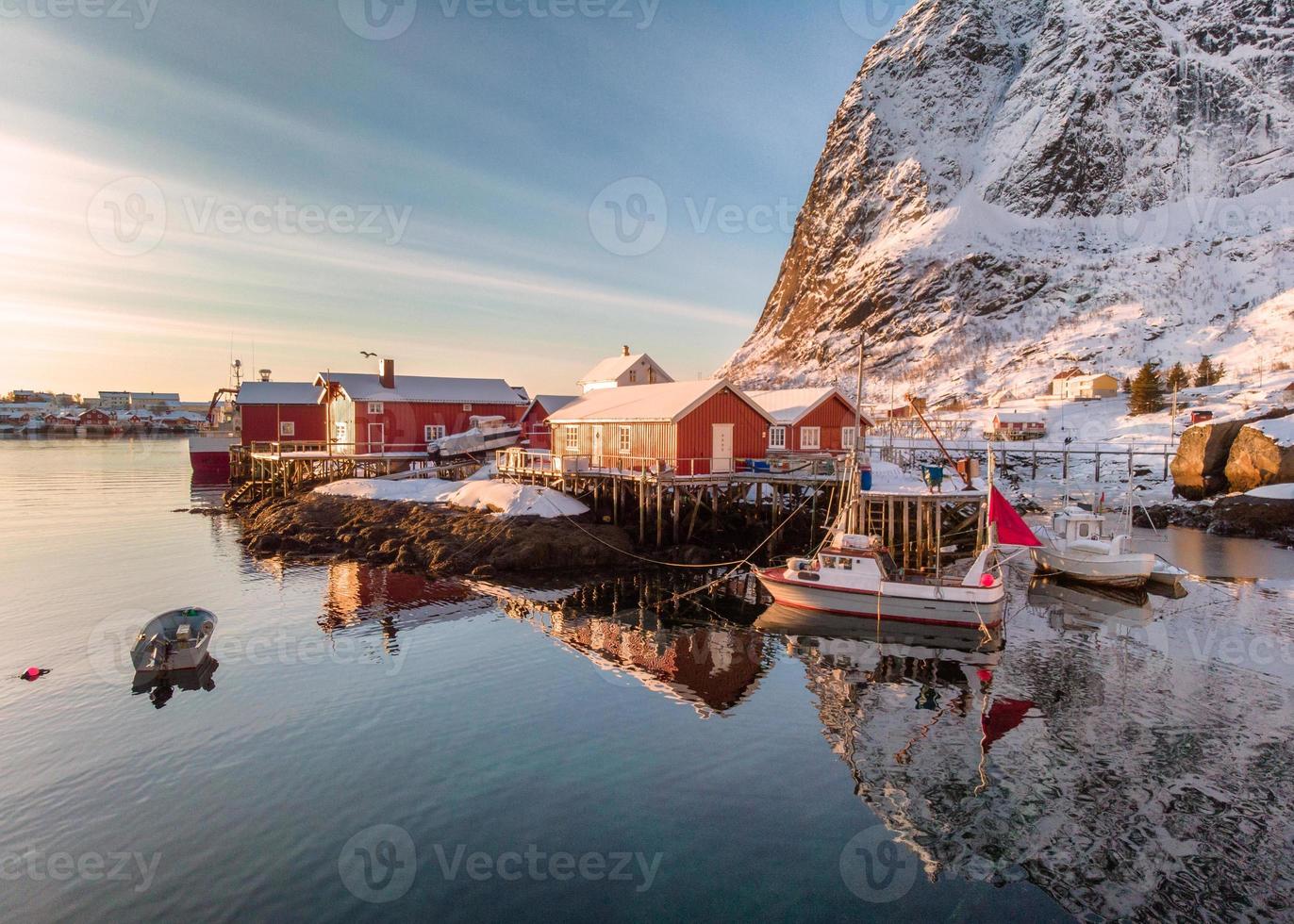 village de pêcheurs avec port dans la vallée d'hiver au lever du soleil matin photo