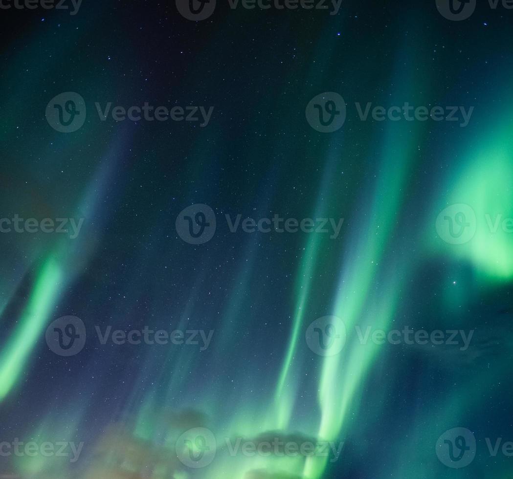 aurores boréales, aurores boréales avec des étoiles qui brillent dans le ciel nocturne photo