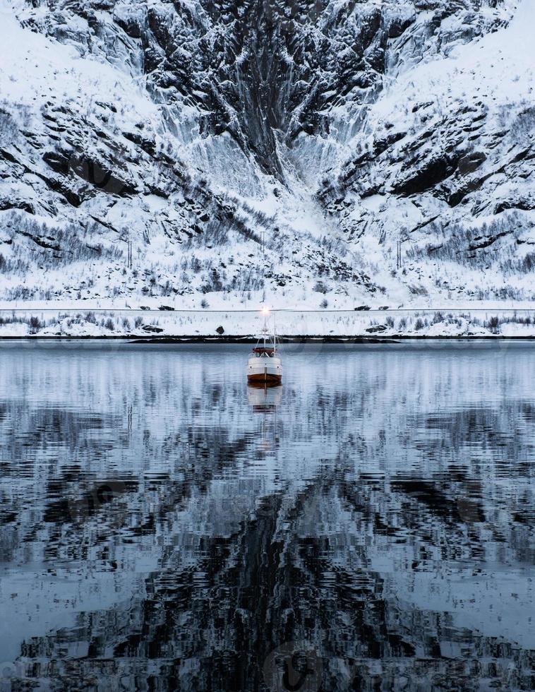 croisière en bateau sur une puissante montagne dans la vallée en hiver photo