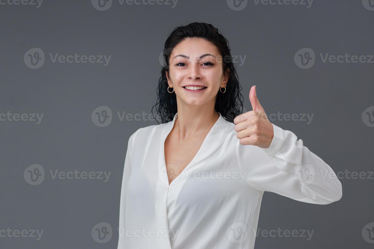 belle jeune femme turque souriante, concept de gestes, elle lève le pouce, comprend un espace de copie. photo