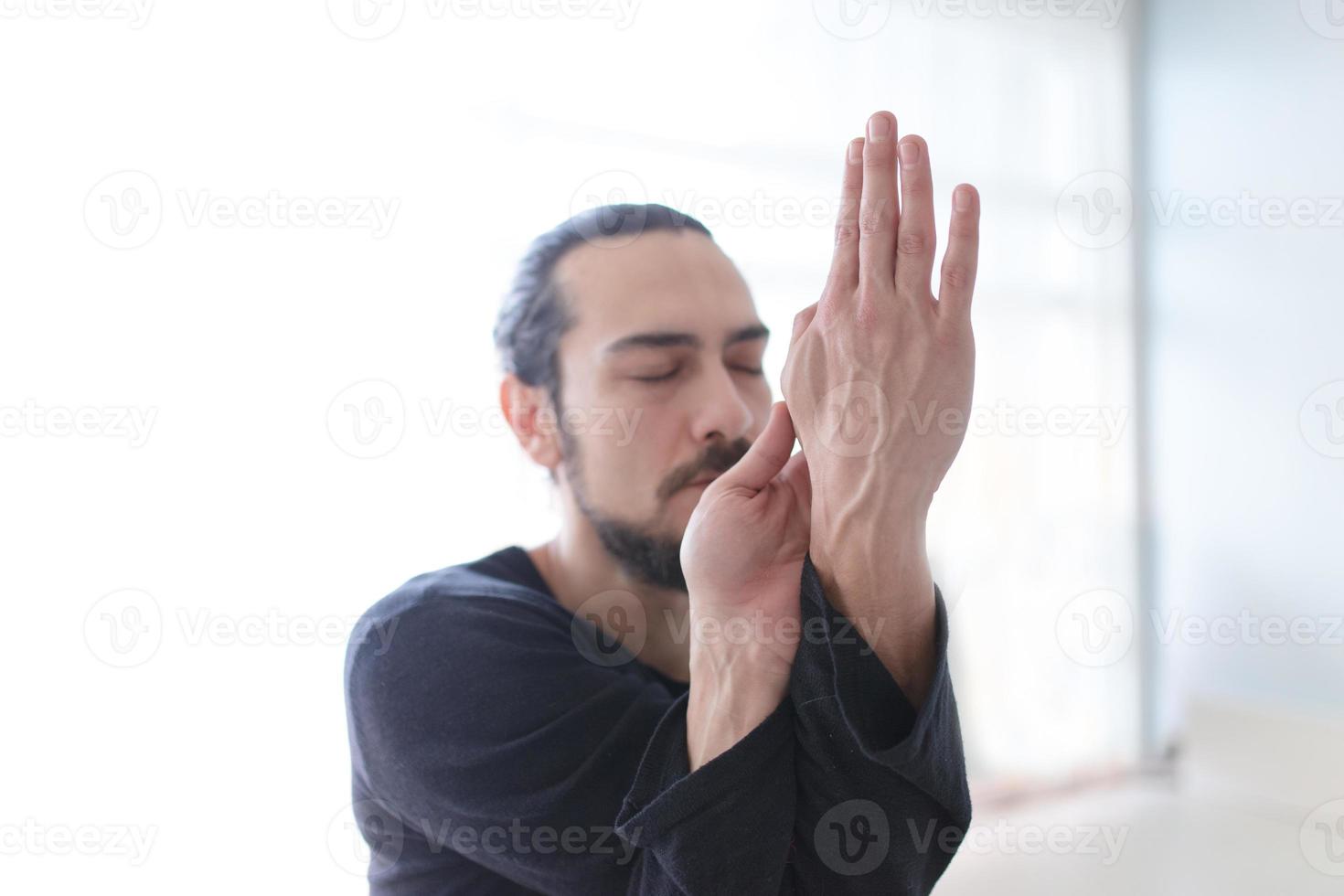 homme en paix avec une humeur calme en transe de méditation. comprend un espace de copie, une prise de vue intérieure avec un interprète professionnel. photo