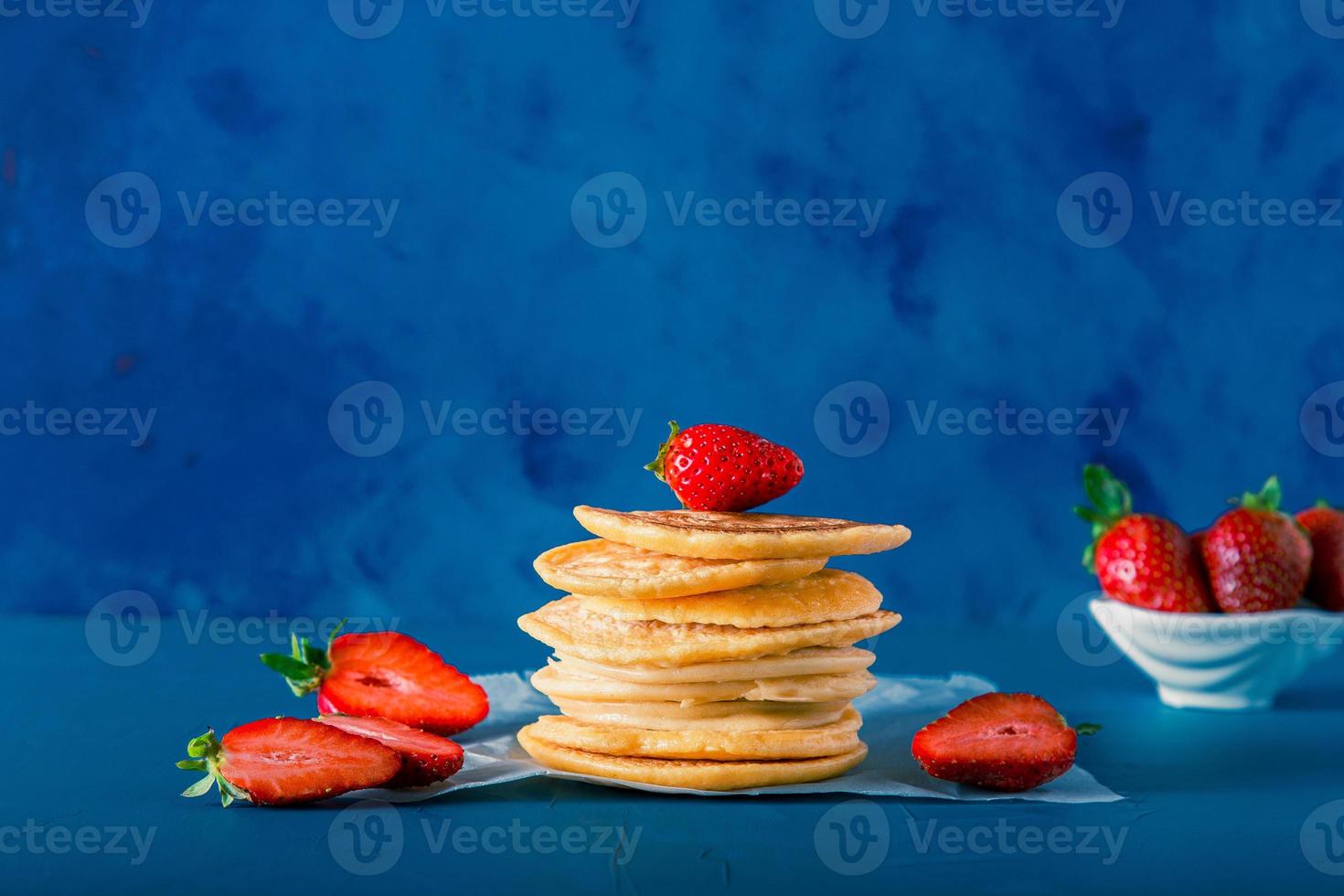 vue détaillée en gros plan de la pile de crêpes à la fraise. inclut l'espace de copie. photo