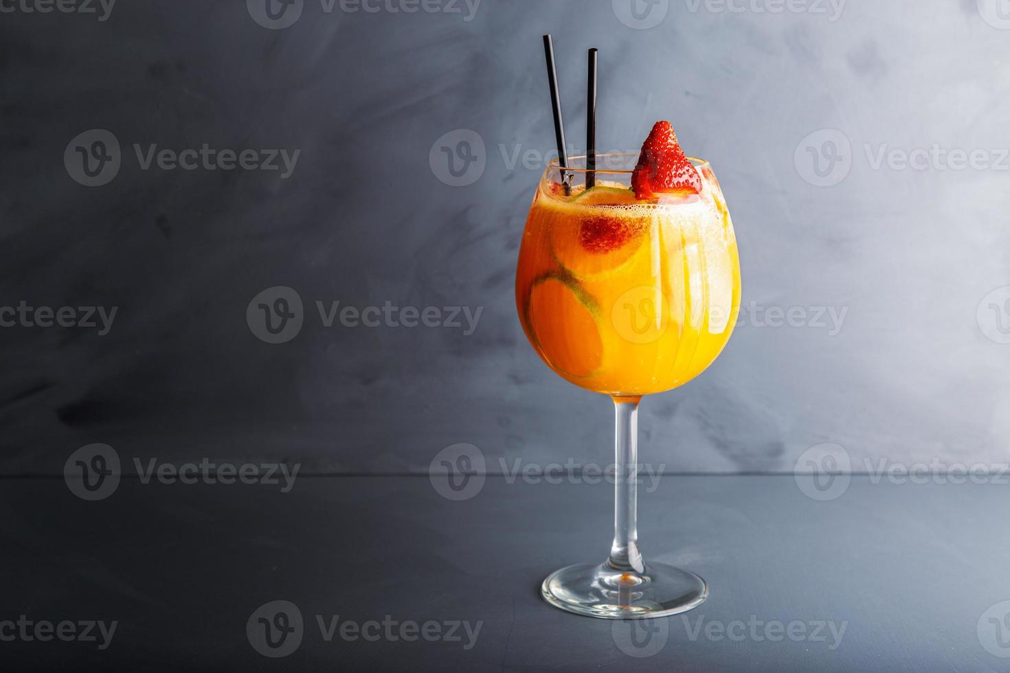 vue détaillée en gros plan d'un cocktail de fruits mous sans alcool photo