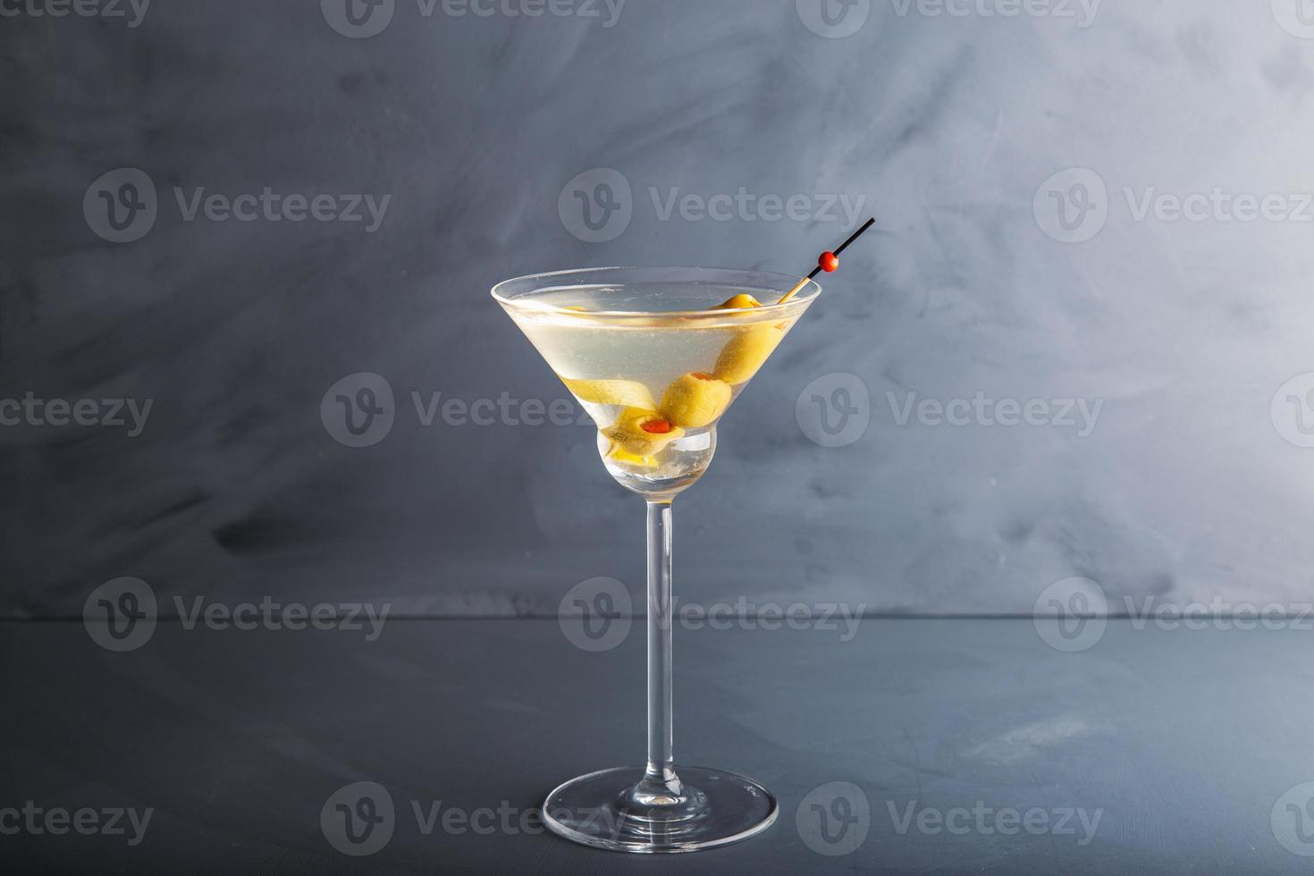 vue détaillée en gros plan d'un cocktail martini bien préparé. photo