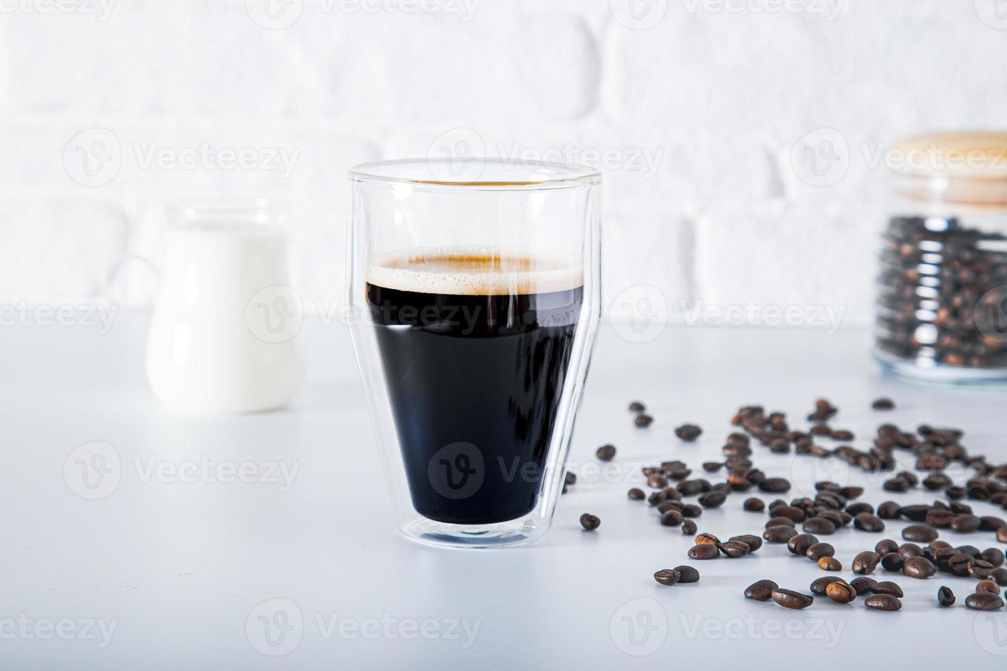 vue détaillée en gros plan du café crème avec du lait et des haricots. photo