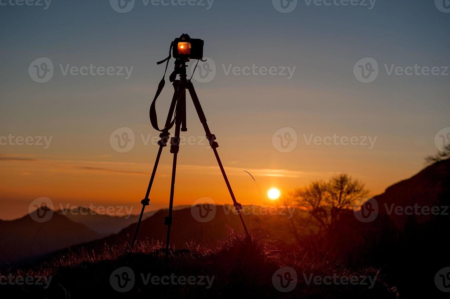 appareil photo sur trépied pour photographier le coucher du soleil