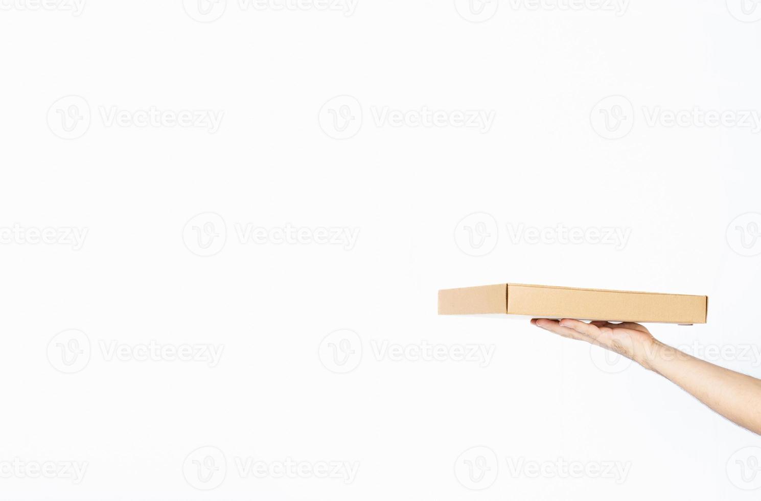 une main anonyme entretient une boîte à pizza ou un plateau vide avec un espace de copie. photo