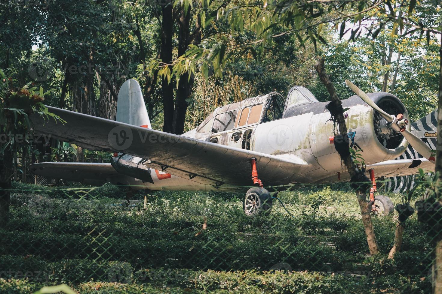 L'épave abandonnée d'un avion à hélice indonésien à Yogyakarta, Indonésie photo