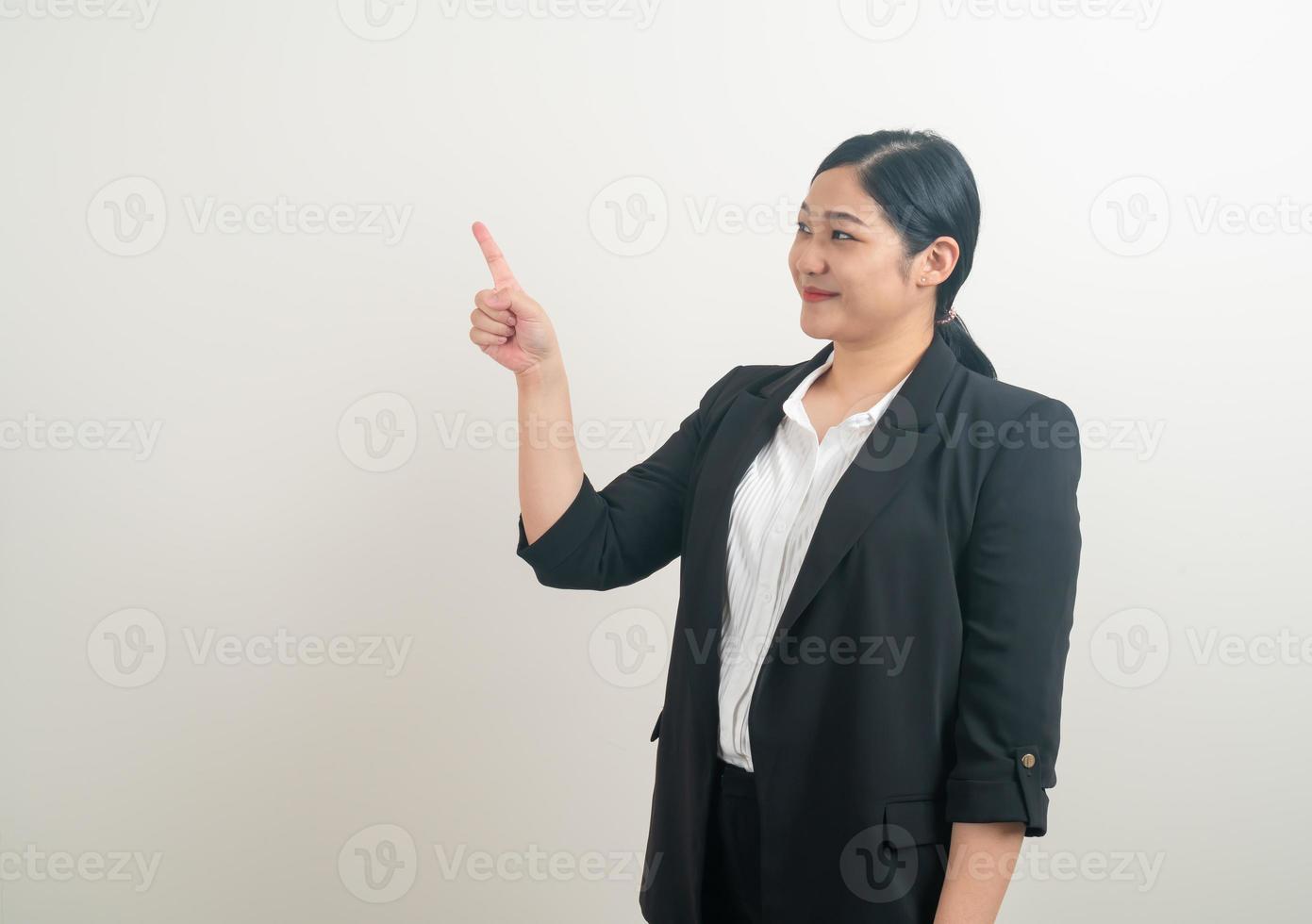 femme asiatique avec la main pointée sur fond blanc photo